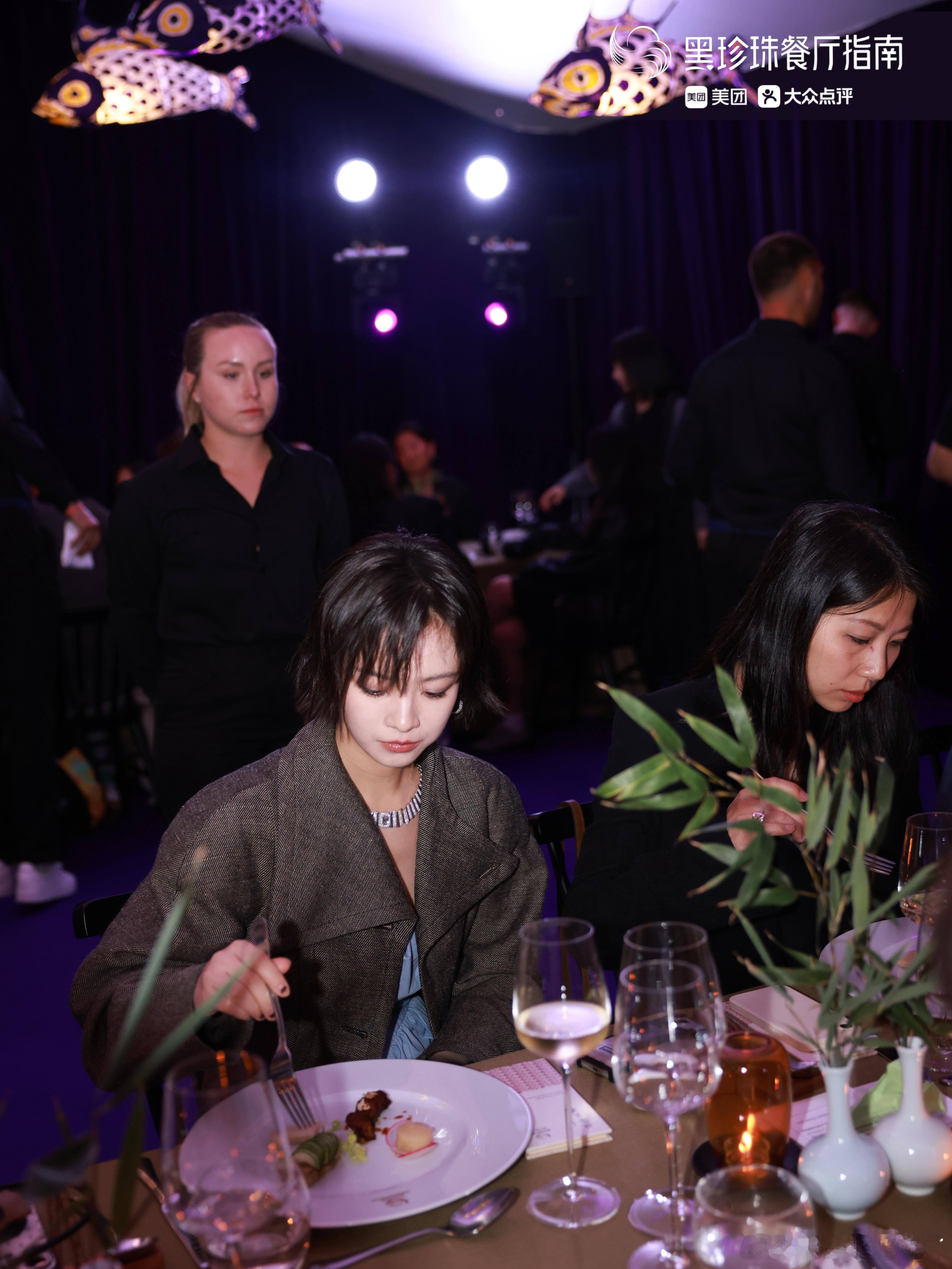 戛纳电影节中国之夜大厨现场展示文思豆腐穿针绝活，精妙手法令老外连连惊叹。黑珍珠传