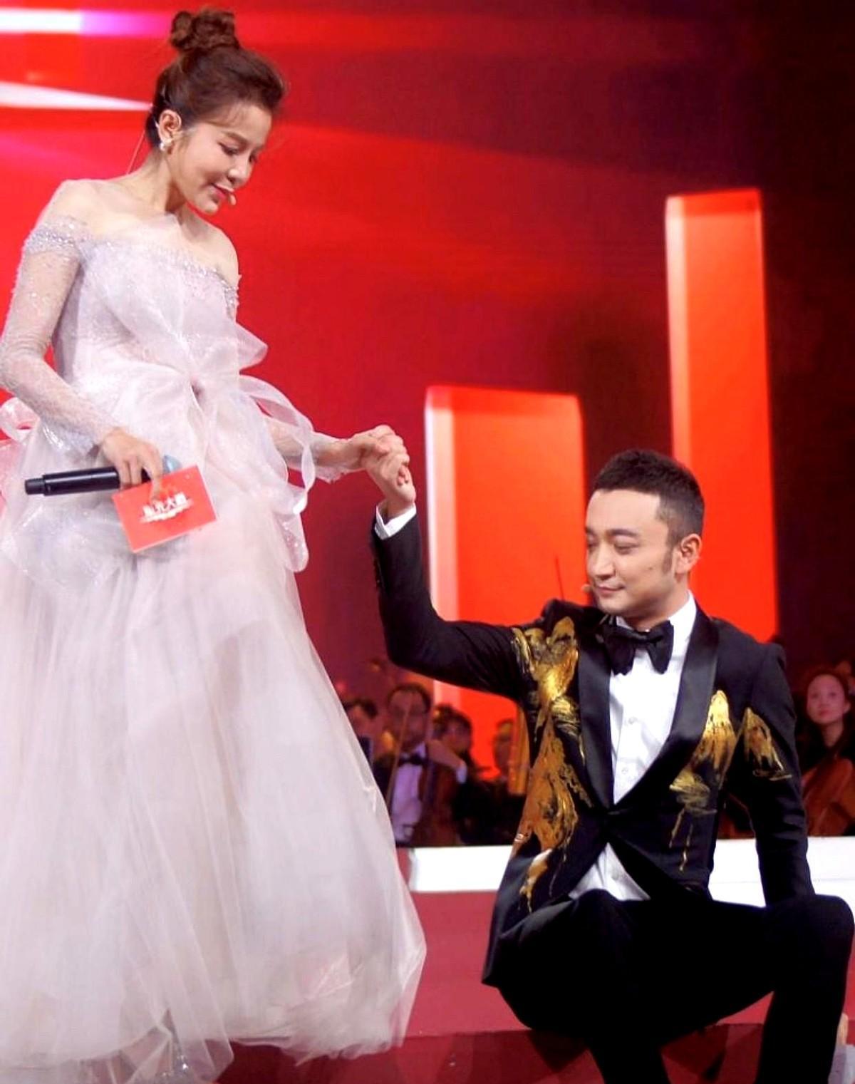 朱迅喊“我装嫩？
”尼格买提笑“你管我关门？
”——观众早就不买账了。
《星光大