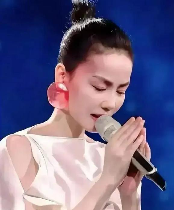 镜头怼在王菲脸上的那一刻，我终于看懂了这场晚会的可怕之处。一位刚散场的现场导演朋