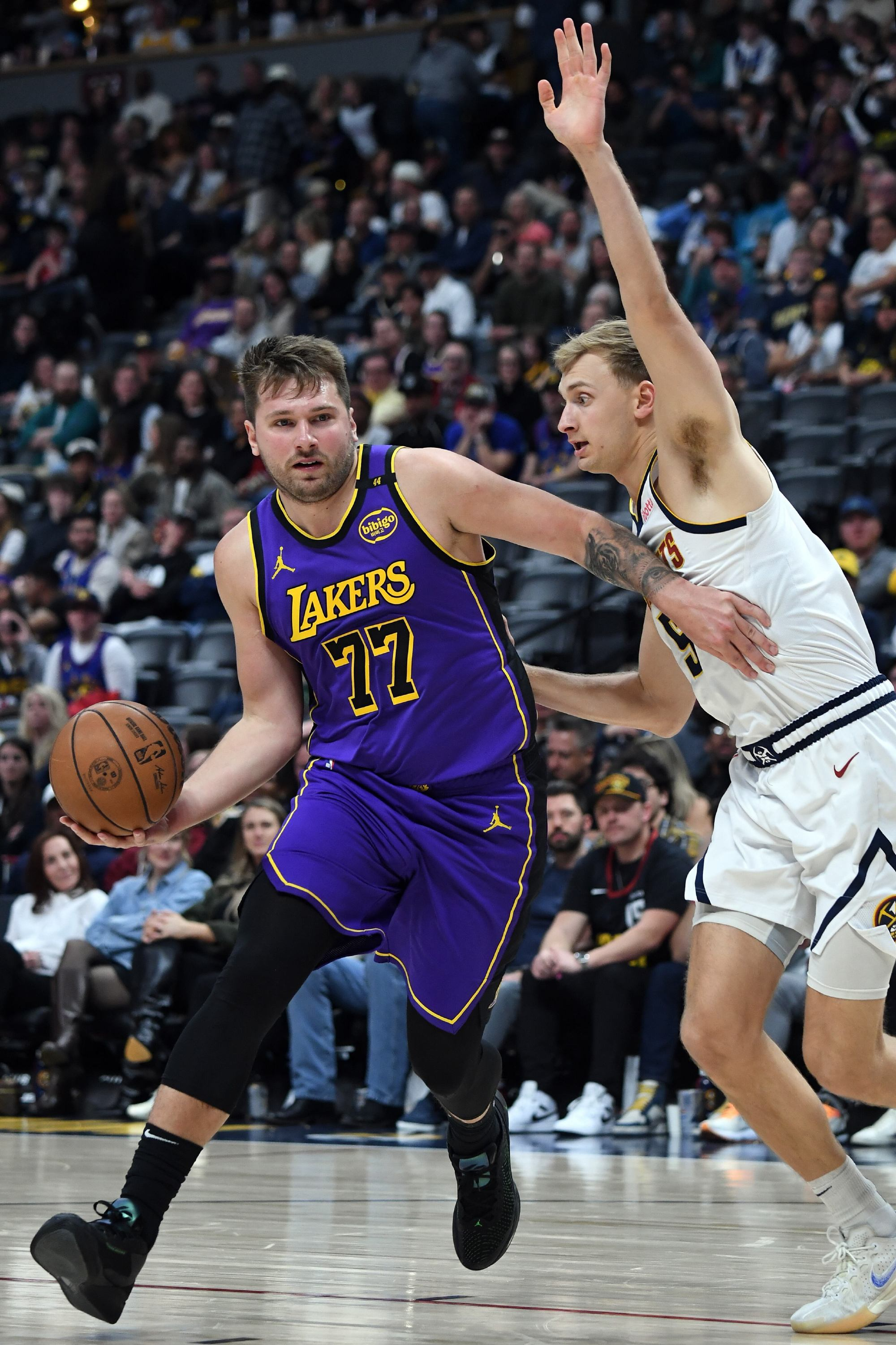 加盟湖人以来，在东契奇出战的三场与掘金的比赛中，湖人全都获胜。东契奇场均33.7