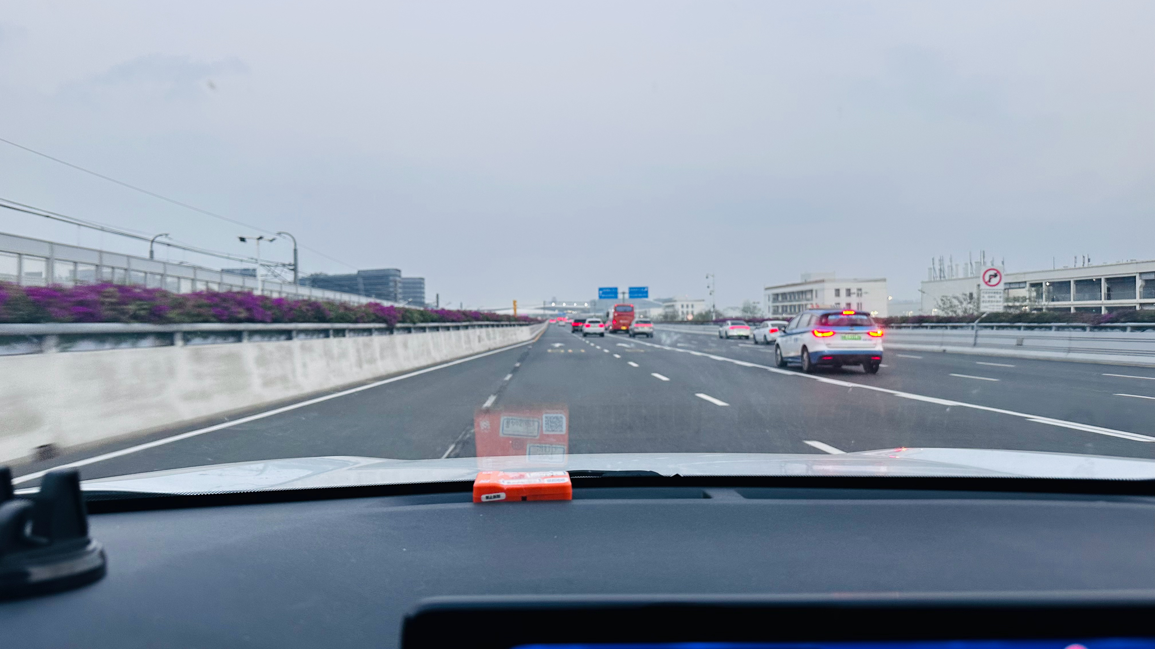 5点起来赶飞机， 这坪山离宝安还真有点距离。赶上我从家去大兴机场了。其中有一段路