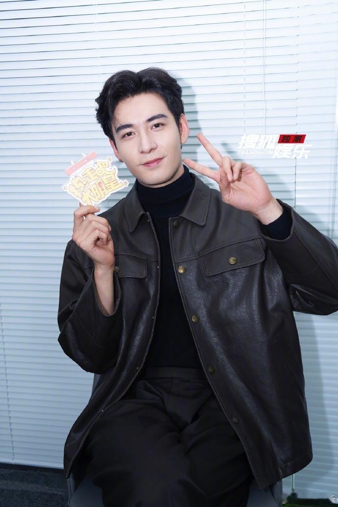 #陈星旭采访图##陈星旭采访生图#陈星旭的采访生图充满魅力，状态完美。五官精致，