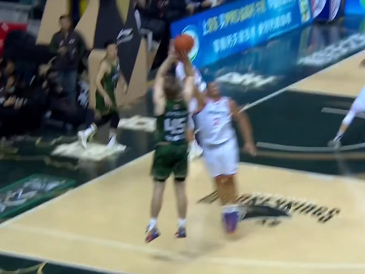 南京同曦队大外援马内克今晚三分球8中8没丢过，太吓人了 同曦男篮vs上海男篮