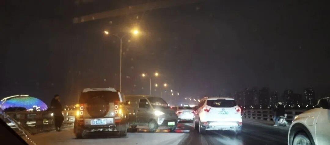 1月18日，青岛迎来寒潮降雪天气。当天傍晚，因道路结冰湿滑，白沙湾特大桥发生多起