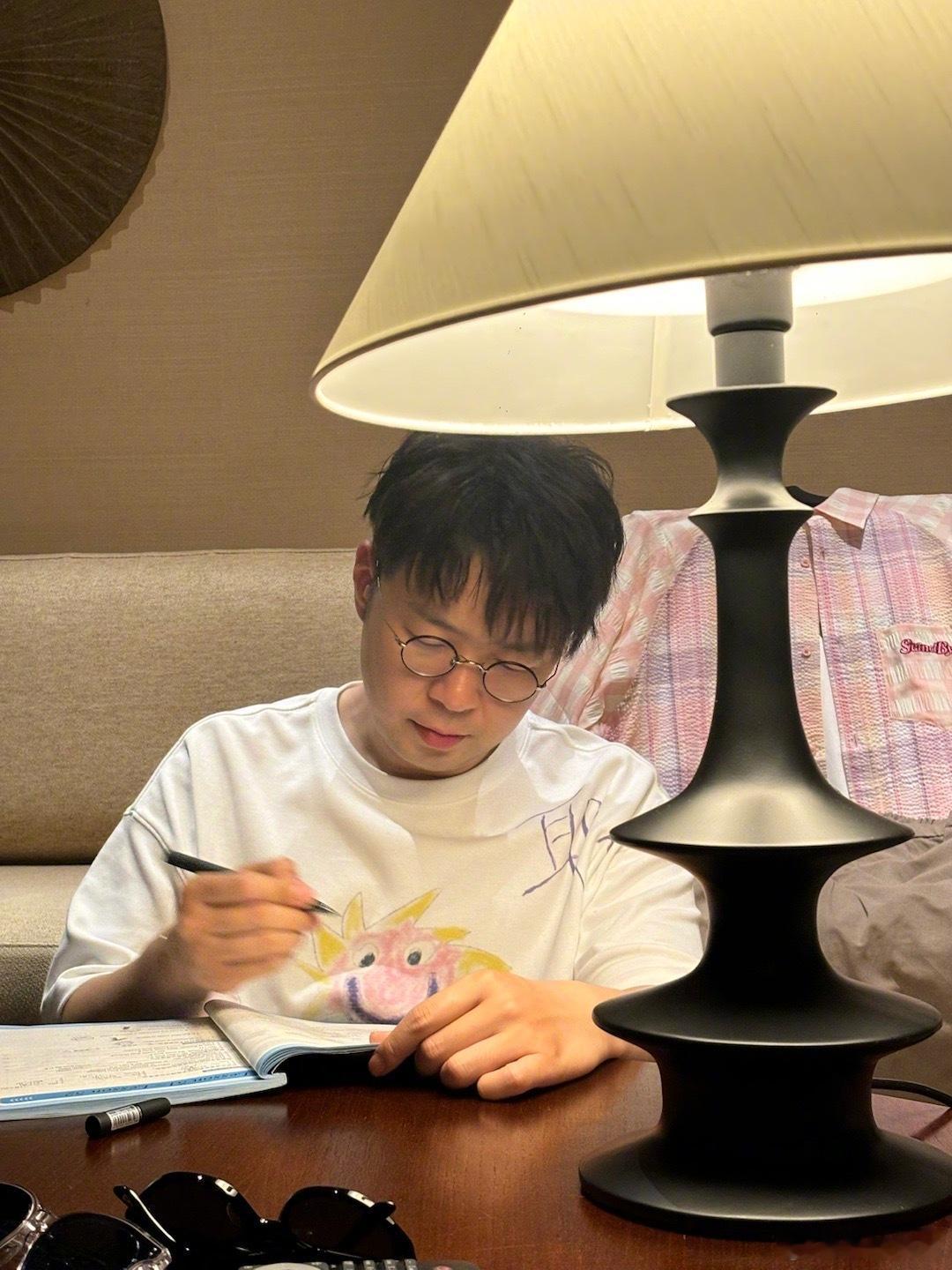 杜海涛晒五哈花衬衫天团杜海涛录五哈要喝20个椰子哈哈哈哈哈 杜海涛这是要开启五哈