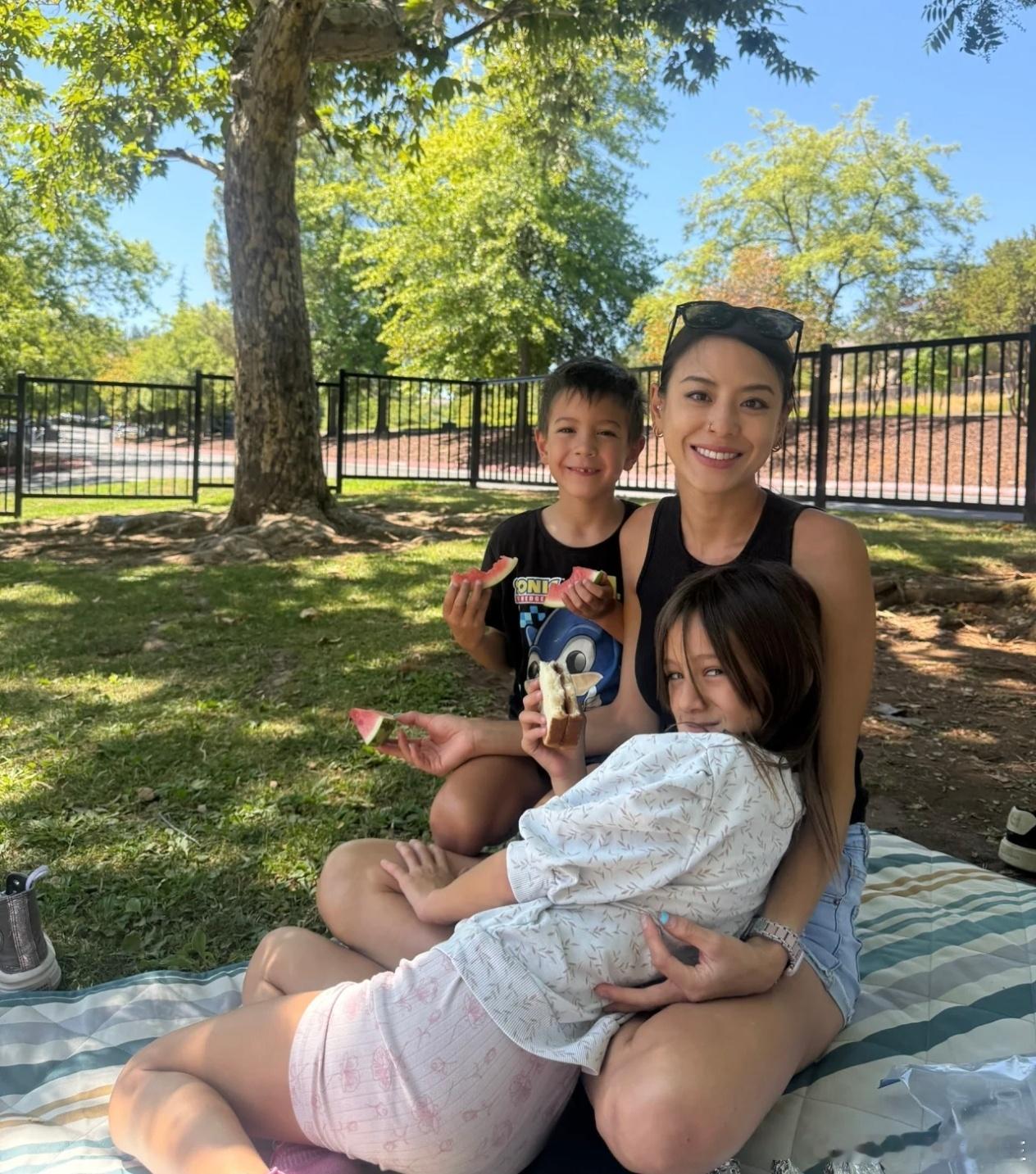 江语晨两个孩子近照江语晨儿子女儿近照 江语晨与外籍老公生了一儿一女，两个孩子完全