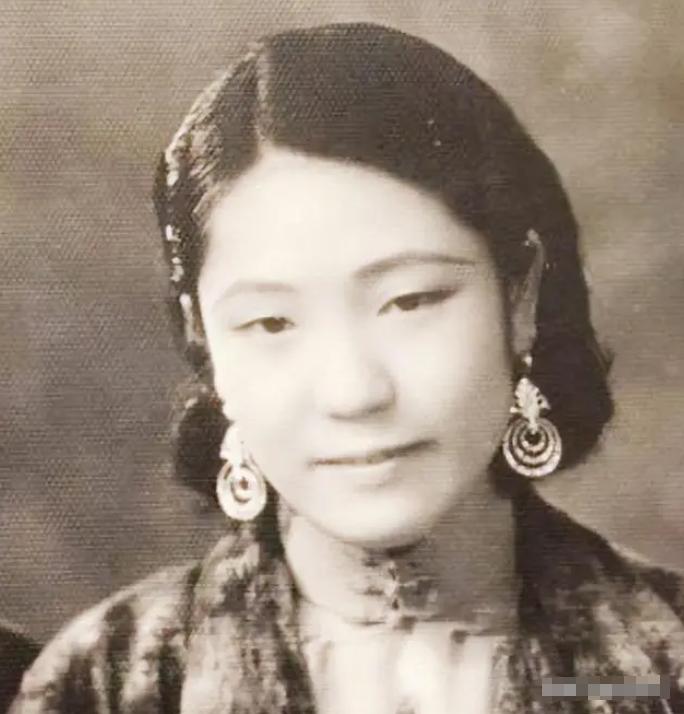 1919年，军官陈济棠看上了戏子莫秀英，得知她身上有两处特别，认为她旺夫益子，赶