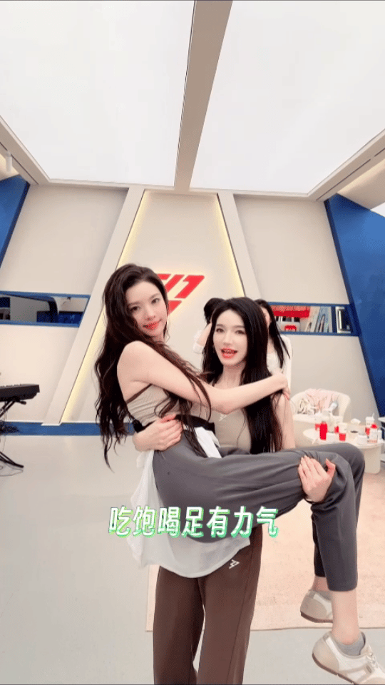代斯浪姐练习室版练的是力气队内公认大力气姐姐，代斯走到哪抱到哪也太欢乐了乘风20