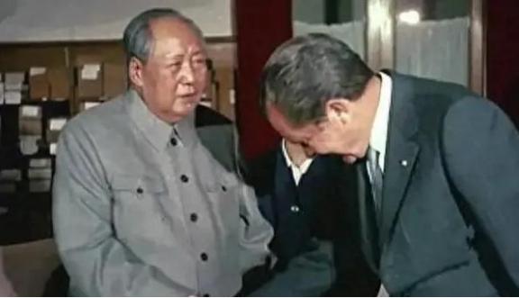 1972年2月21日上午，美国总统尼克松乘坐的专机抵达北京。飞机停稳以后，尼克松