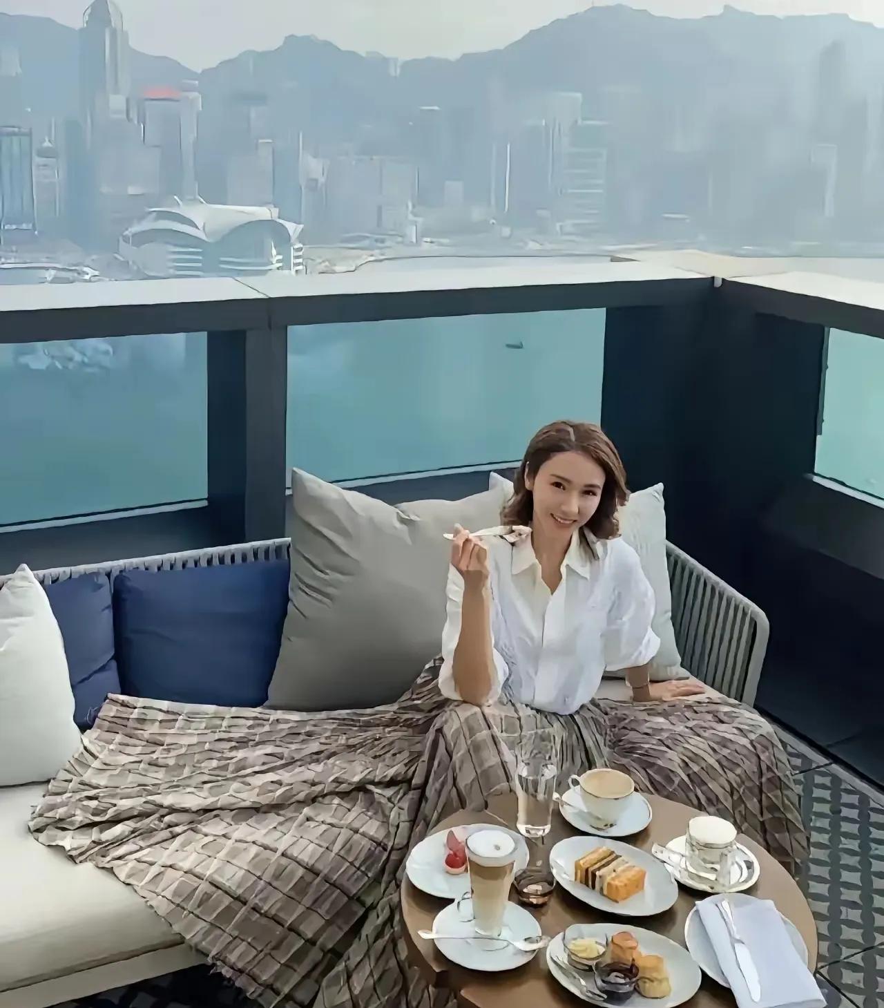 黎姿幸不幸福，只有她自己知道！不过，看54岁的她坐在自家半山豪宅露台喝下午茶，依