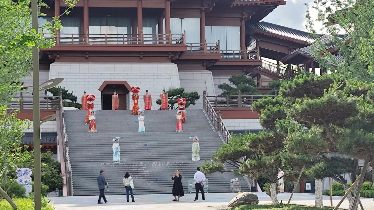 明天就是五一劳动节了！到成都世博园去逛逛吧，里面有春色满园，有小朋友喜欢的水上小