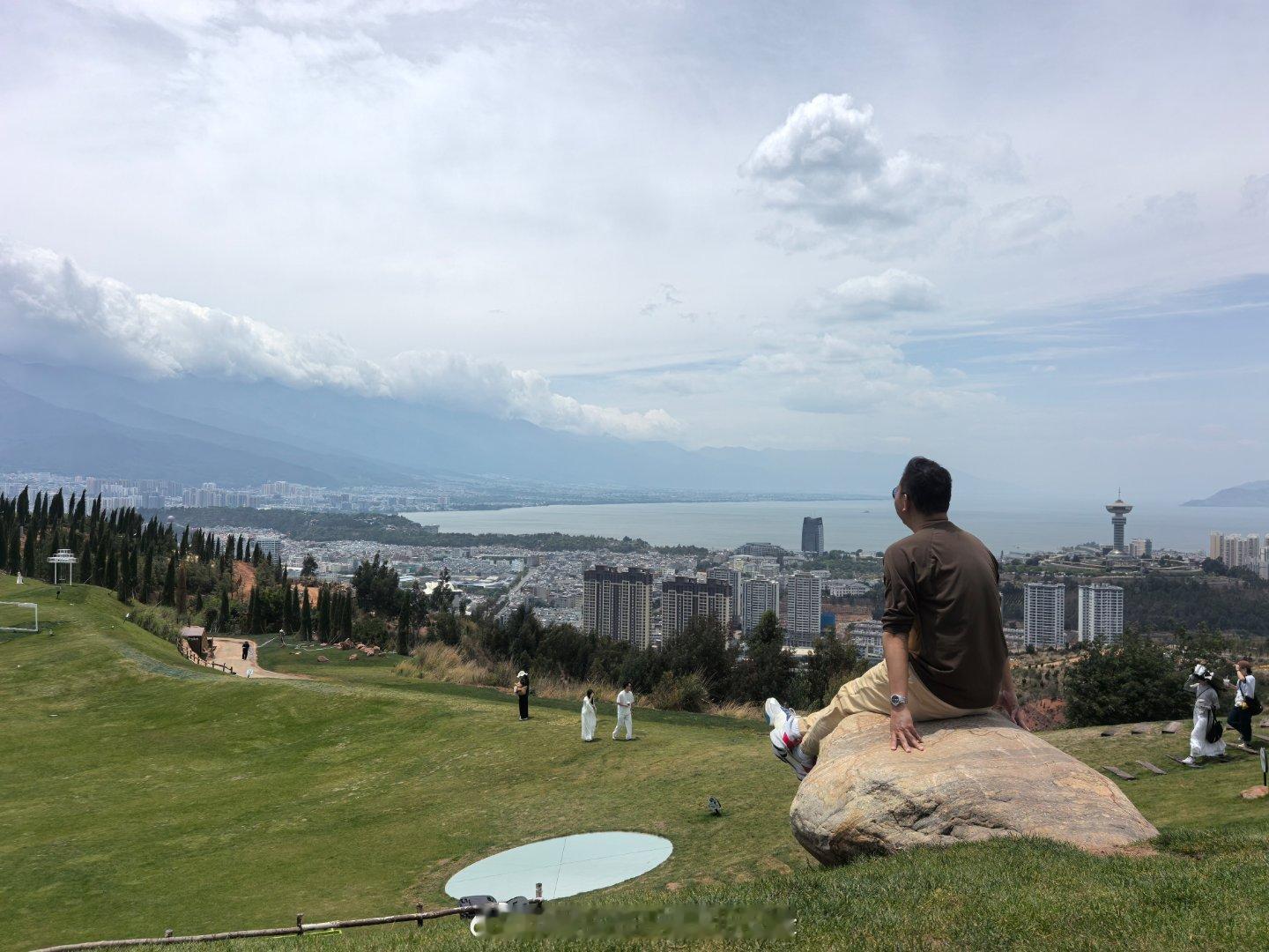 来大理几天了，节目总算拍完啦剩下不是交给天意，交给后期同事吧～回家歇歇了洱海 大