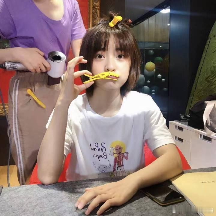 沈月晒8年前照片亲爱的客栈翻出八年前旧照，沈月刚出道时的青涩模样，治愈又美好 