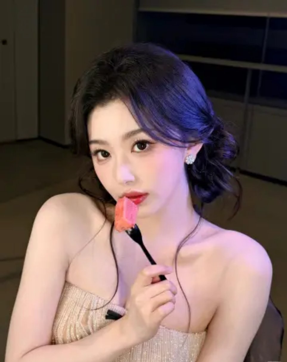 孔雪儿从一束花开始谁懂啊！孔雪儿这个扔花转场也太绝了💐 一甩一转身氛围感直接拉