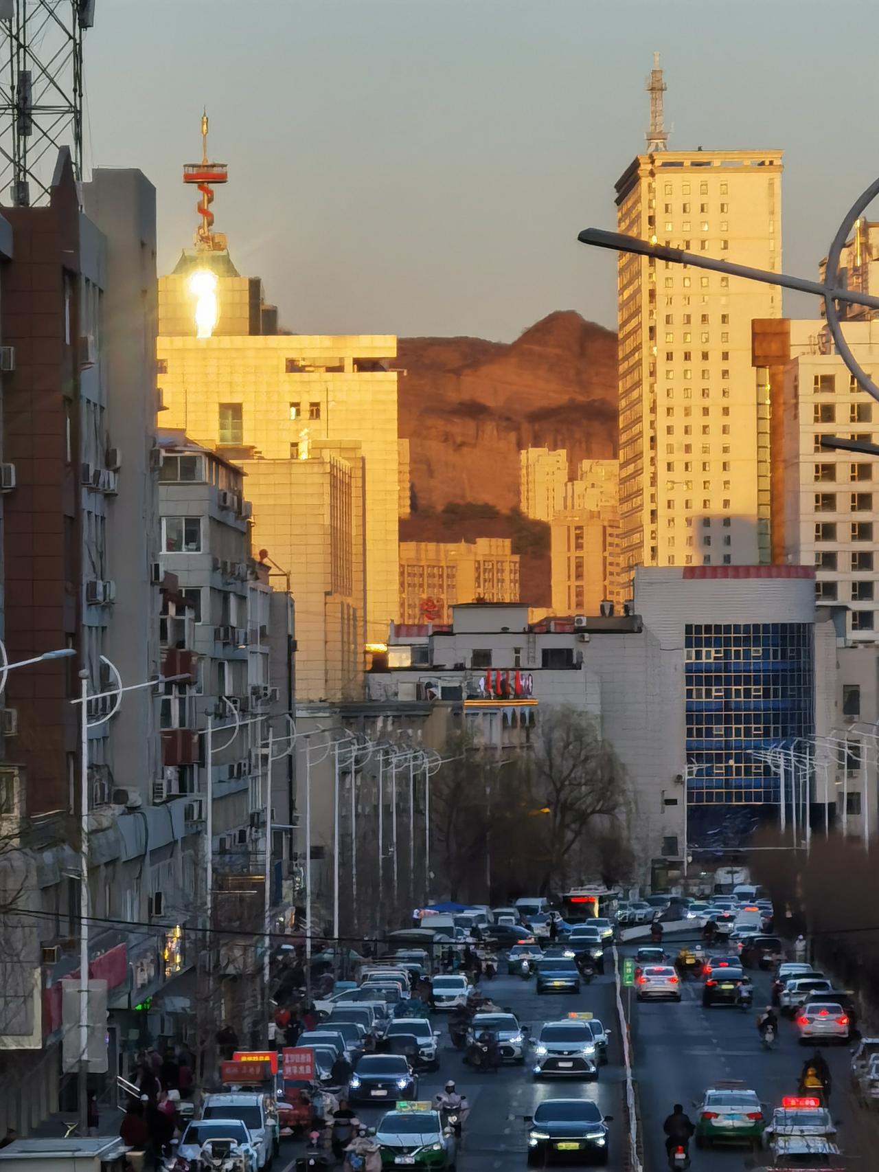 夕阳西下，承德市石洞子沟被染成金黄，路上车水马龙，忙碌一天的人们纷纷返回温暖的家