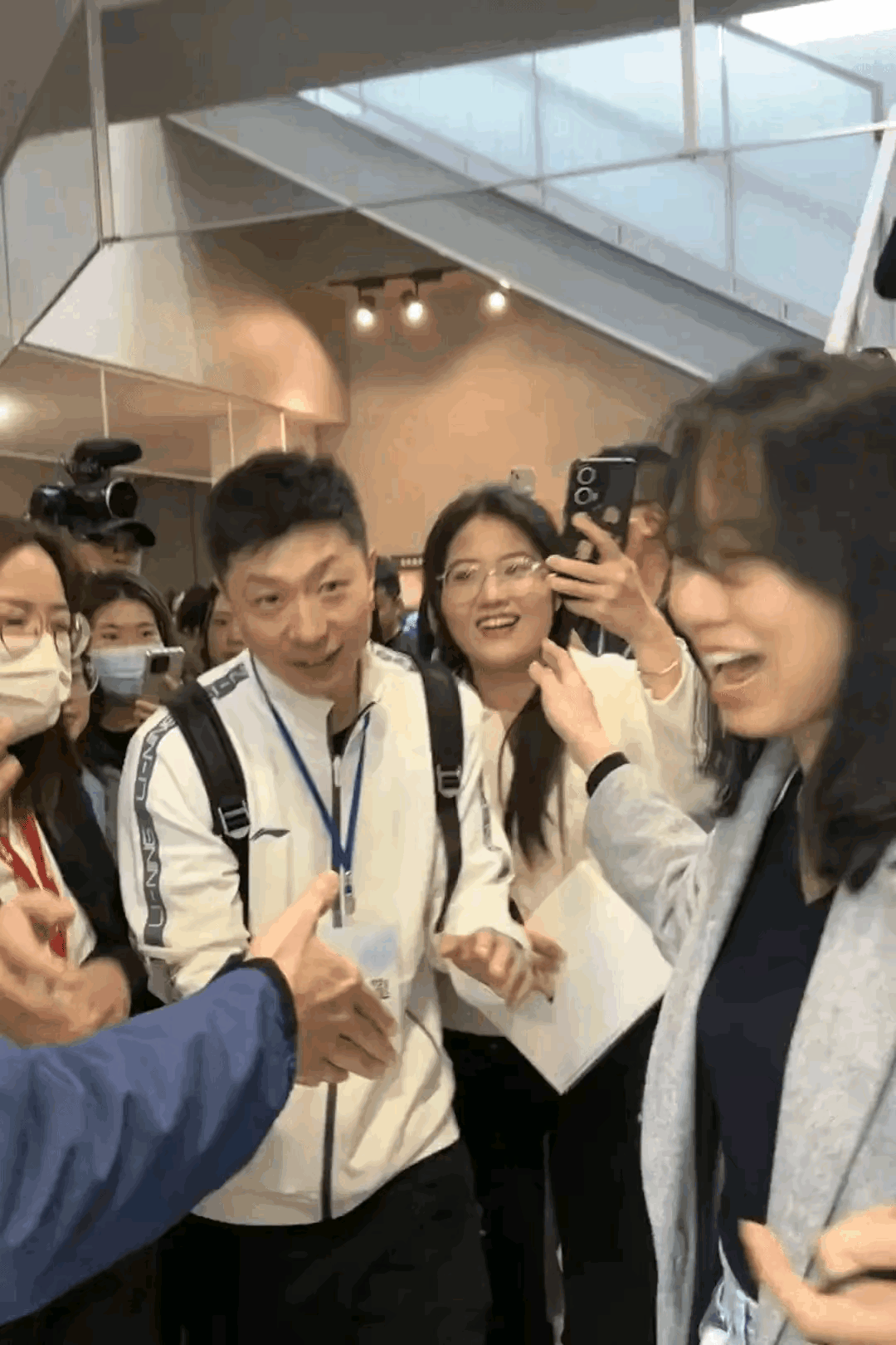马龙访问台湾政法大学受欢迎的程度超出了想象，假如夺奥冠军整体团队都去访问的话，那
