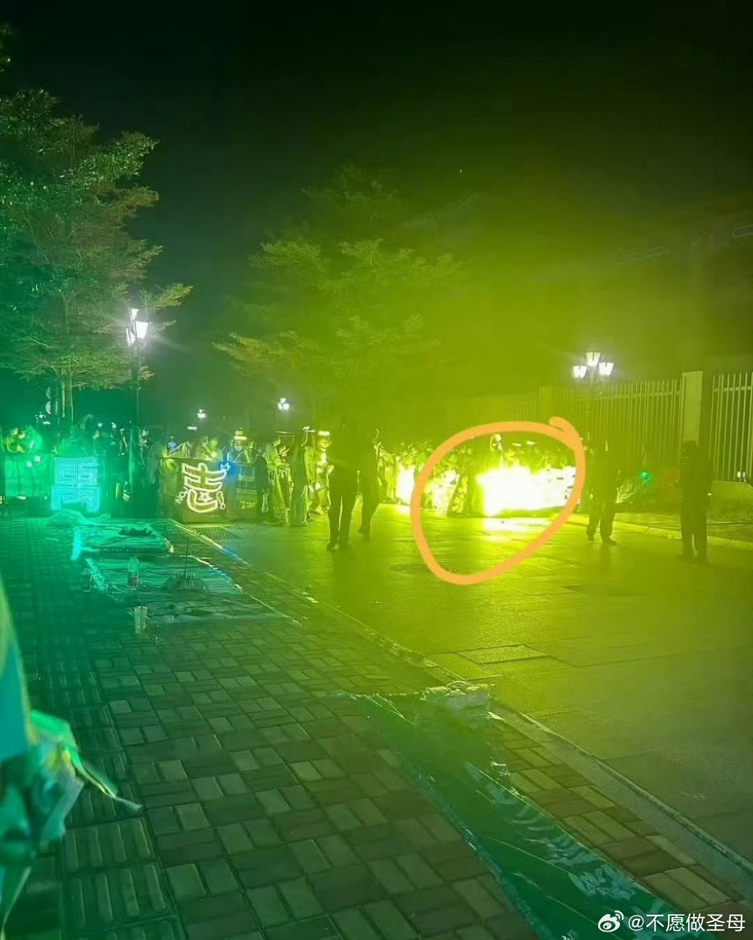 大家可以看看对比，左边志是旧版灯牌，右边满铺是新版晕染能力超级强，我们本来颜色就