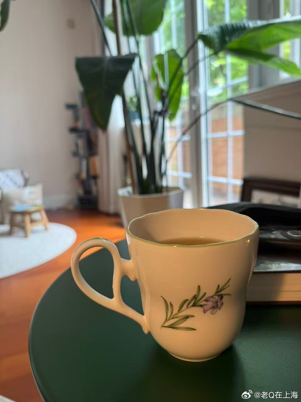 昨天突发颈部肌肉痉挛僵直，这会半躺着听会，喝热茶、热水袋热敷 