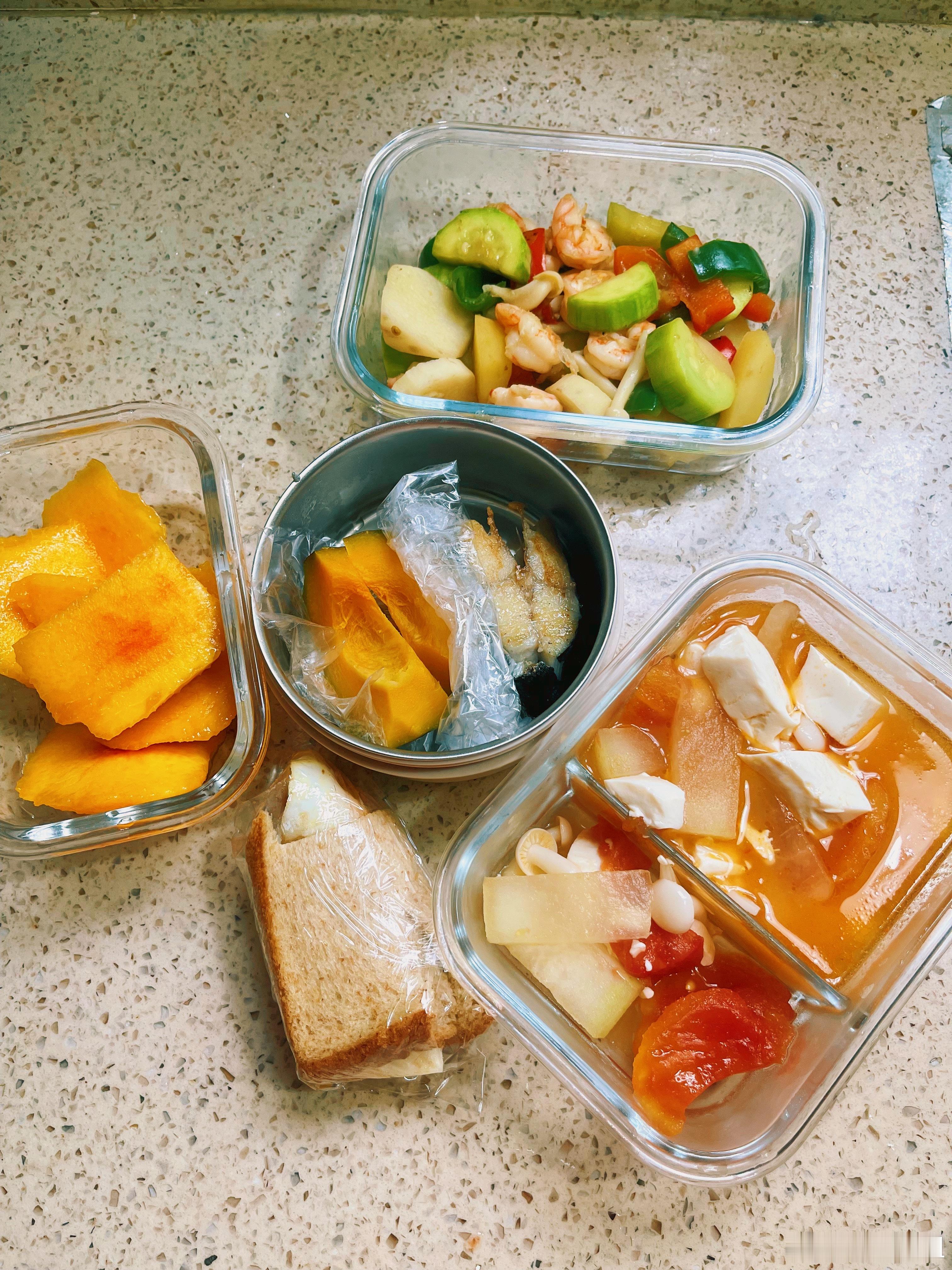 今天给琳达带的一天三顿：早饭：一块煎的鲅鱼、两块南瓜、酸奶中饭：番茄蔬菜汤、半个