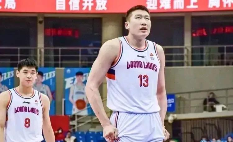 李炎哲空降新疆！李炎哲不是每个球队都有一个郭指导悉心培养你的，订不硬容易被束之高