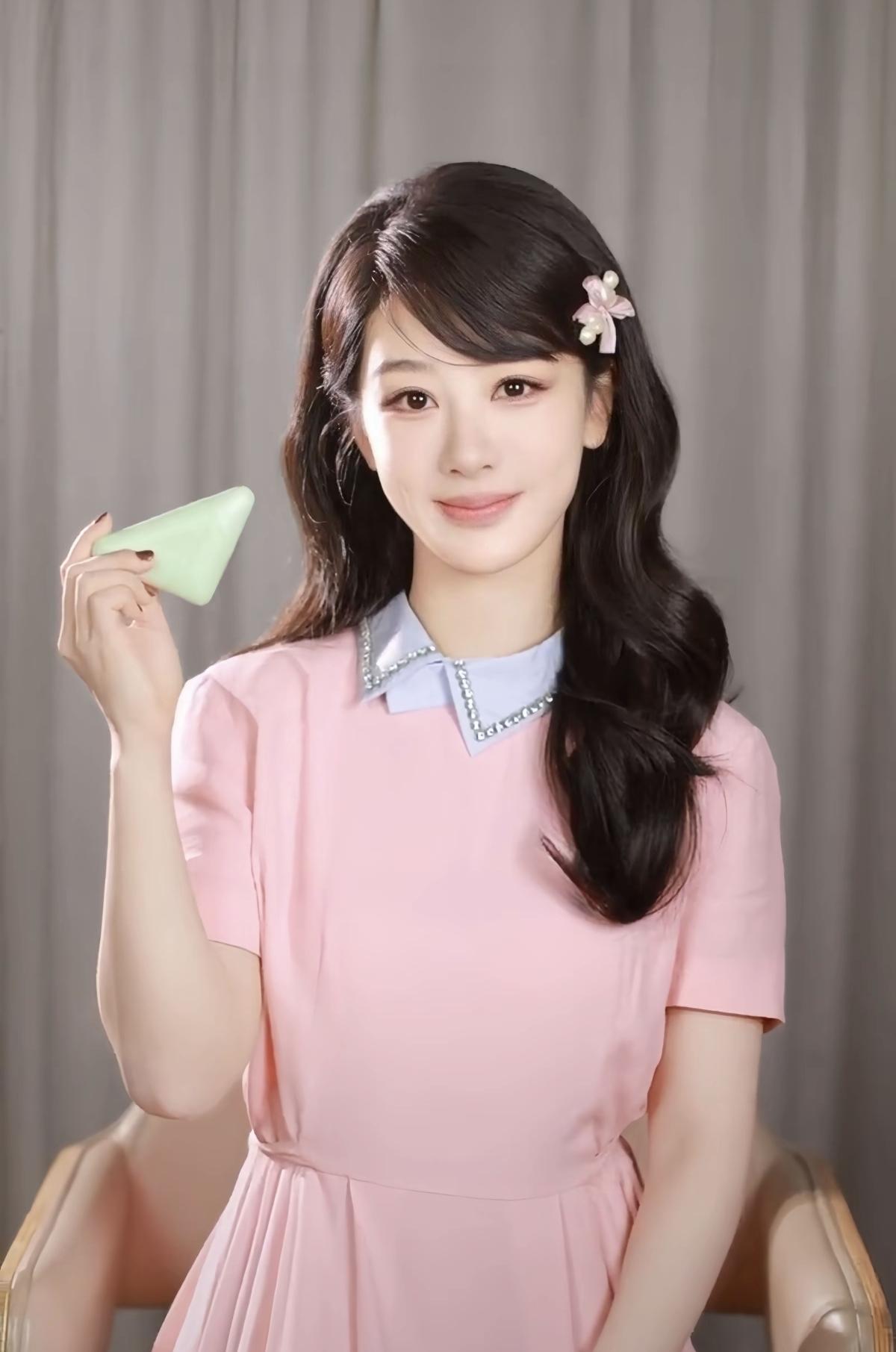 紫妹，你真的很适合普拉达和华伦天奴，这两个品牌你穿都比模特好看10倍[加一]颜值