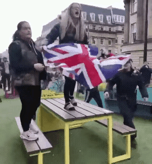 英国
对面街上有很多穆斯林在游行示威，他们要求英国政府给他们提高福利！

这边有