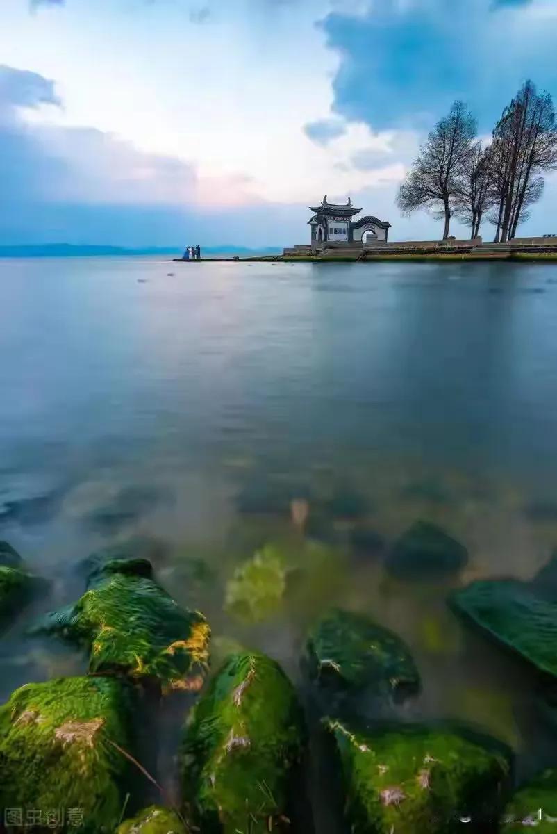 《忆江南》七律
 
江南美景韵如诗，水色山光映碧池。
柳岸晓风轻拂面，花堤烟雨细