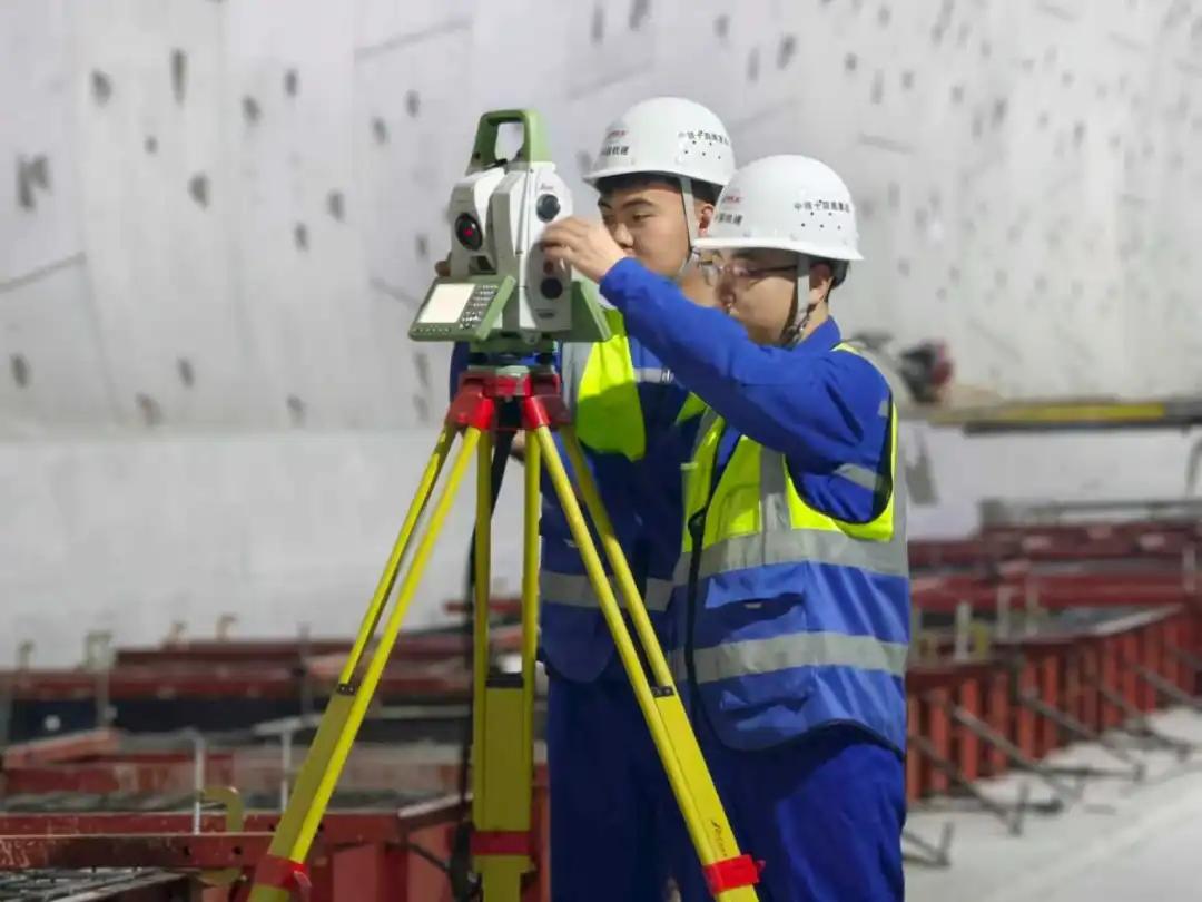 4月26日，据央视早间新闻报道，津潍高铁津沽海河隧道顺利完成第一阶段无砟轨道底座
