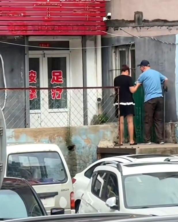 昨天路过一家足疗按摩店，我看到一幕还真有点愣住了。
一个七十多岁的老大爷，拄着拐