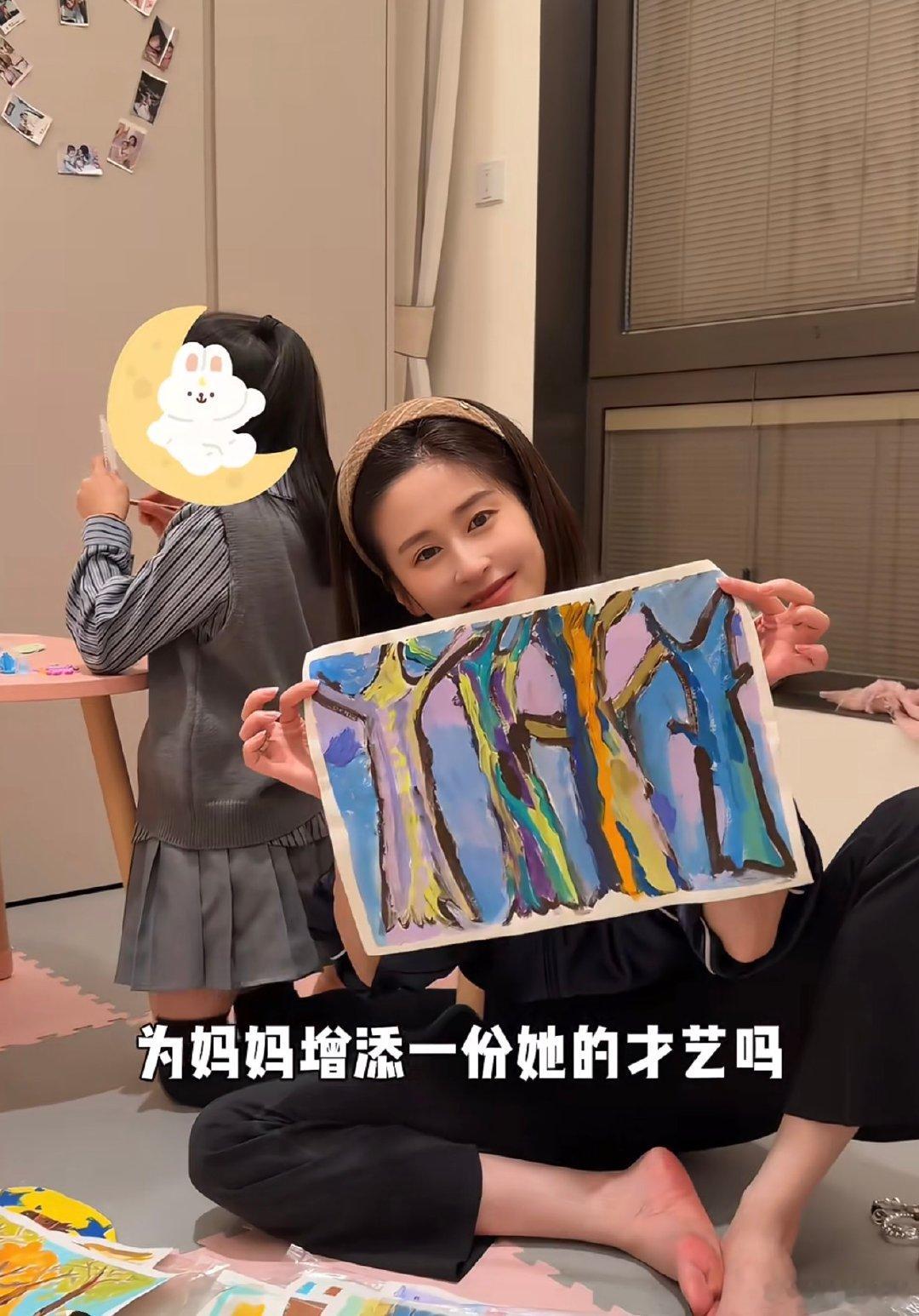 小月亮是颖儿专属摄影师颖儿拍视频女儿小月亮掌镜专属摄影师小月亮上线，举手机全程把