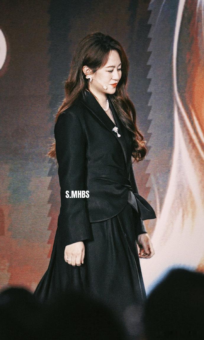 43岁马丽状态喜剧舞台上亮眼，生活里优雅从容！马丽 43 岁状态温柔又松弛，笑起