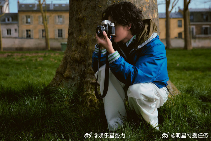 收到王一博来自巴黎的明信片王一博Bolog的法式浪漫 王一博工作室更新巴黎Bo-