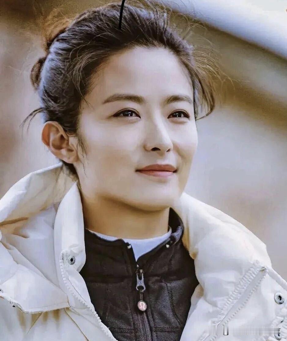 她真的是气质之美，美艳又有少女感和松弛感，是80后女演员里比较有气质的一个，相貌