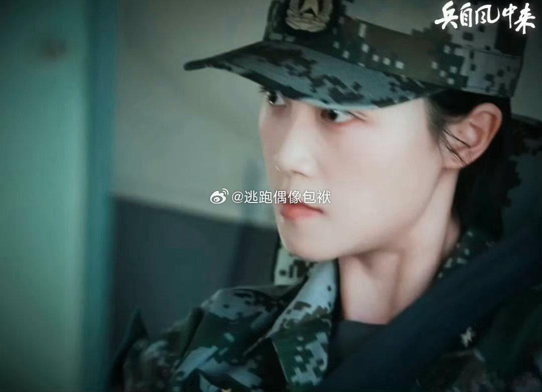 蓝盈莹军装穿上就别脱了、欧豪蓝盈莹新剧下沉市场口碑戎装上身气场全开，蓝盈莹用细腻