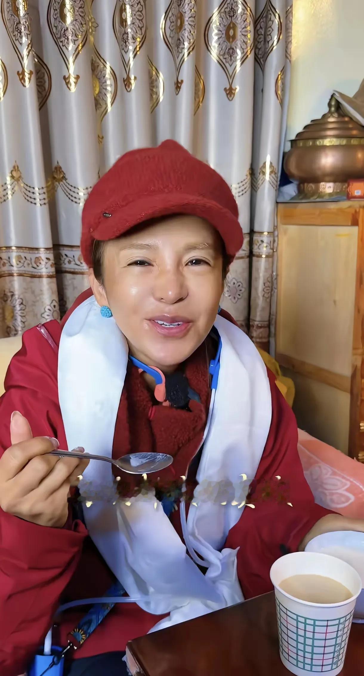 在西藏偶遇一位美女明星
她的颜值有点不好，就像是得病了似的
但是她的主持风格很沉