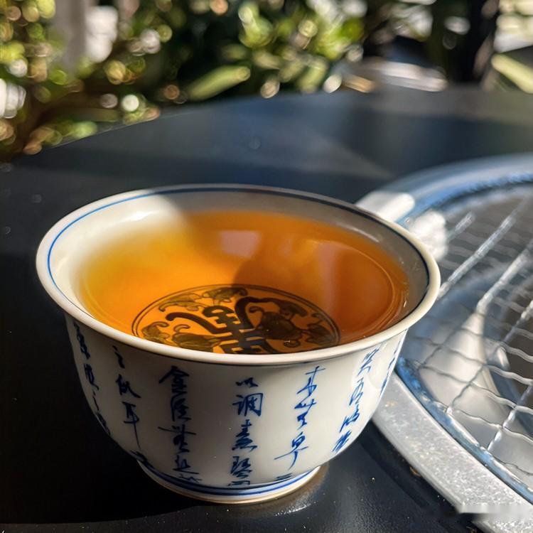 普洱茶保存多少年好喝?

蝉声拉得老长，热风黏在皮肤上，夏天就这样密密实实地罩下