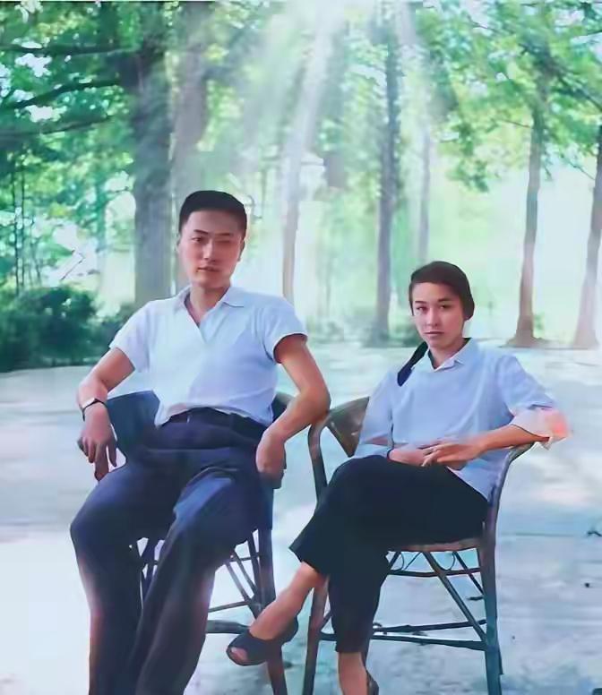 这是陈小鲁和粟惠宁在卢山度蜜月时的真实样貌，都看看吧，这可不是演员扮演的。

陈