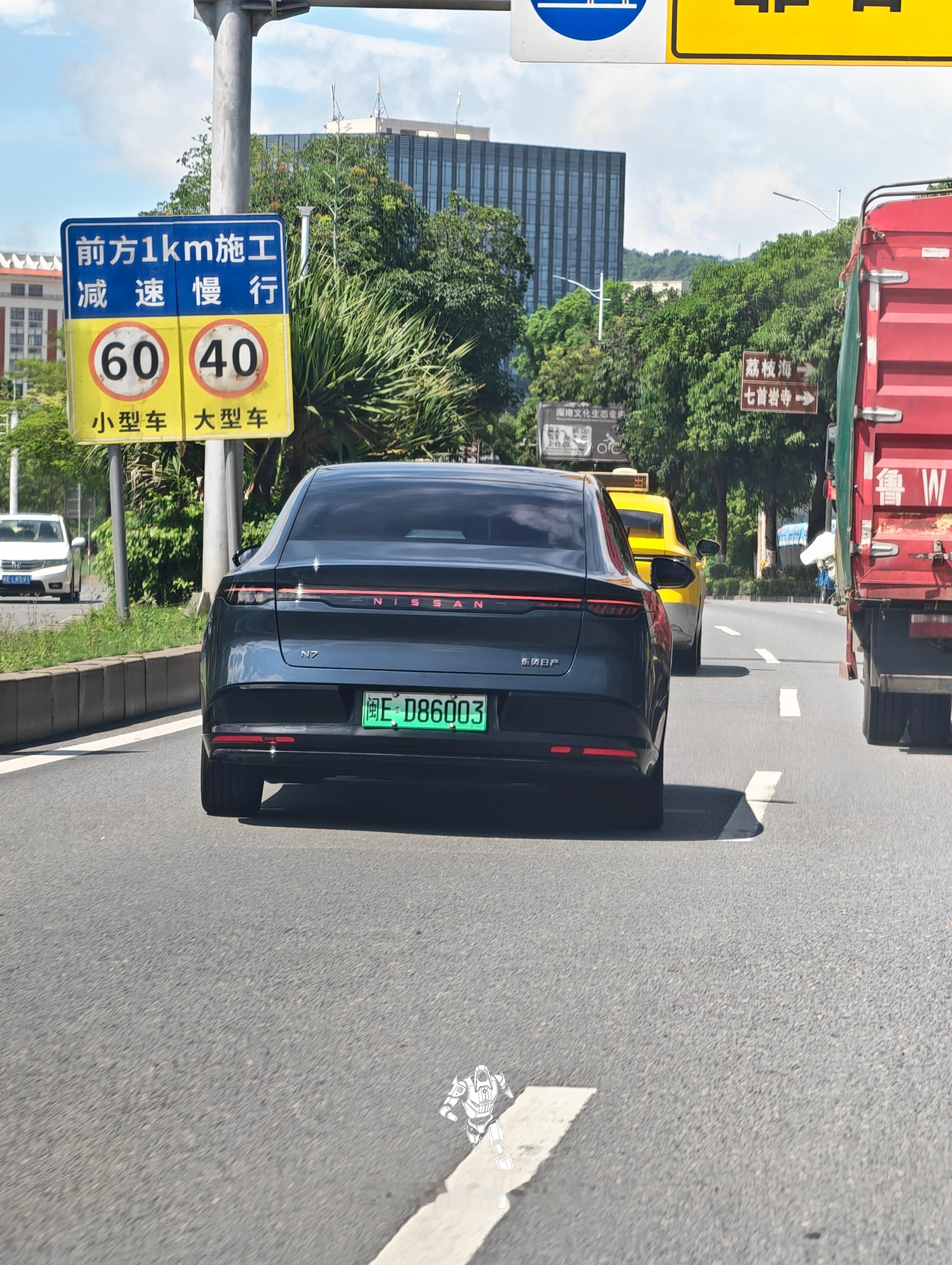 东风日产 N7，路上还挺常见的 