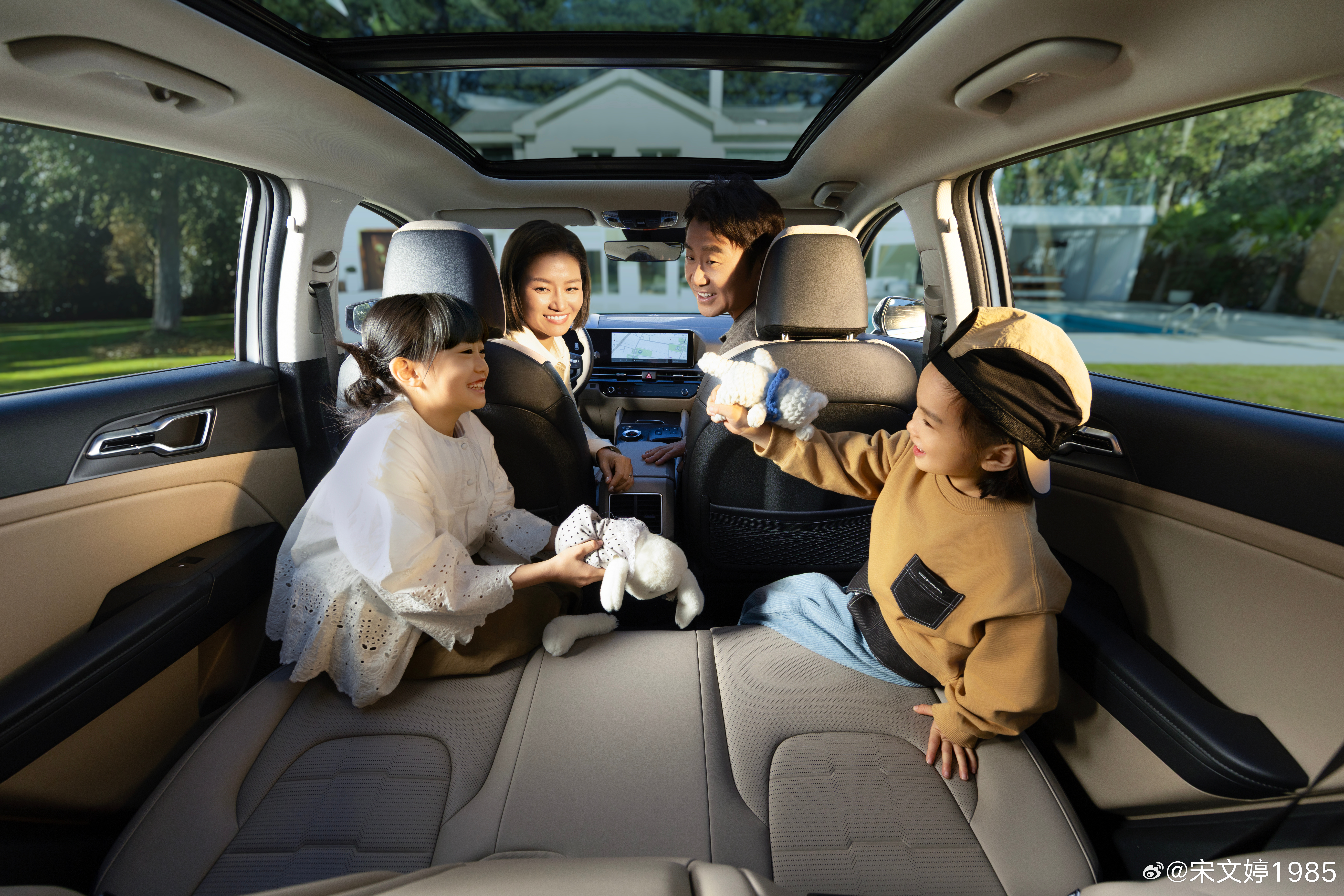 李娜姜山夫妇出现在起亚新狮铂拓界的广告片里，起亚是懂选人的：干嘛不用流量明星而是