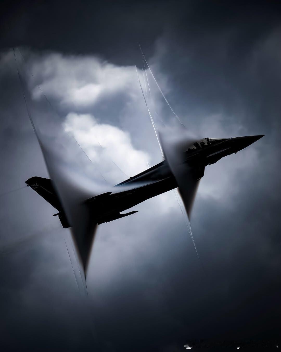 跨音速激波被相机捕捉到，作者rein_aviationphotography ​
