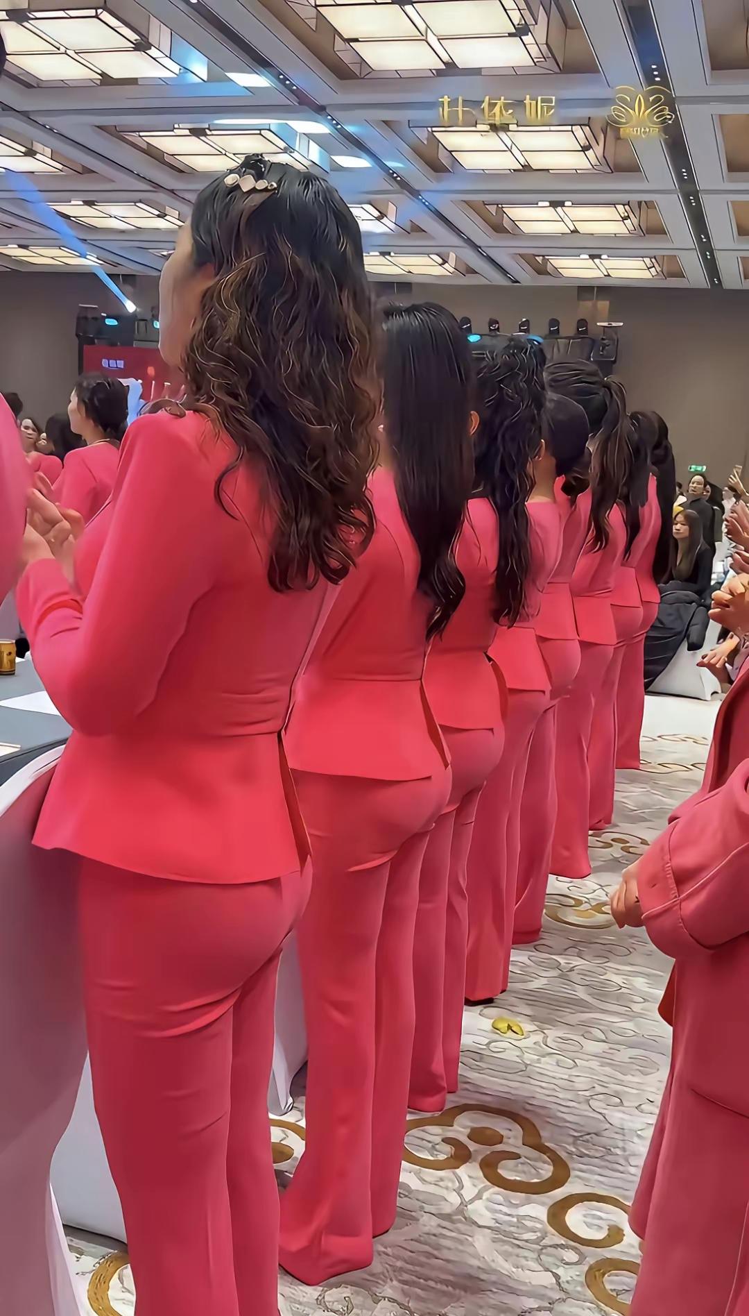 这是哪个行业，一看就是那种高端大气上档次的工作。华丽的工作服，劲爆的前凸后翘，看