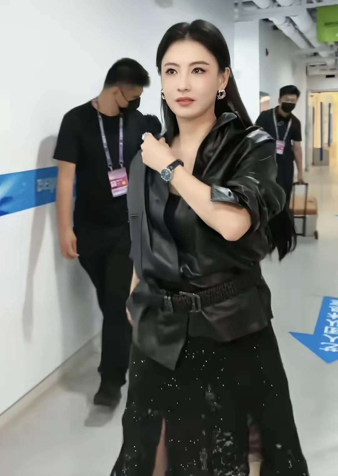 同事和我打赌
我说这是张柏芝
她偏说是抖音上的一个女网红
你们看看究竟是谁呢？