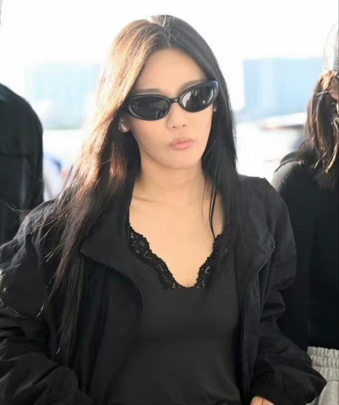 有点像看反派得了逞 表面看着淡淡的实际下一秒就能手撕了反派 这其实是复仇的开始 