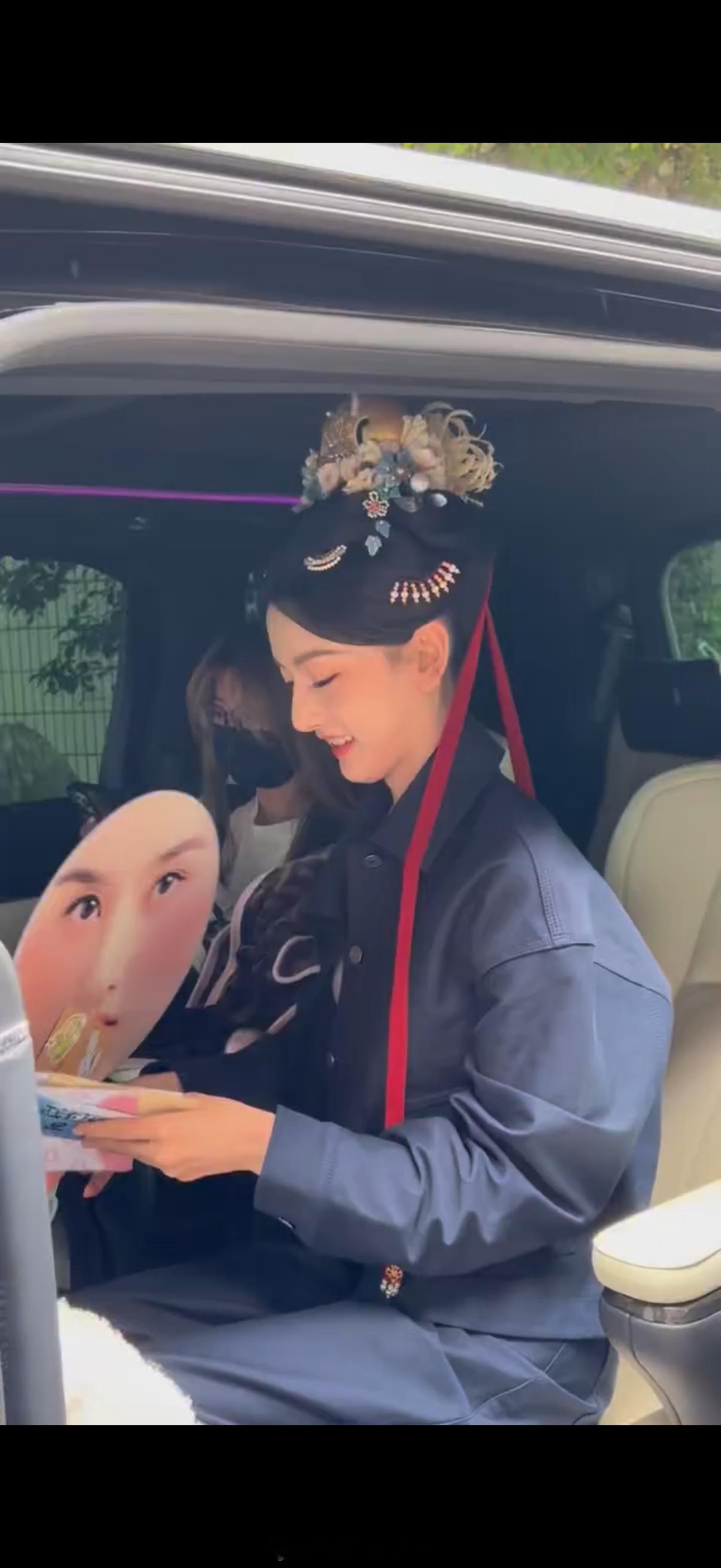 很嫌弃但一秒接受了哈哈哈哈宋祖儿收到自己大王扇的表情宋祖儿收到自己大王扇的反应
