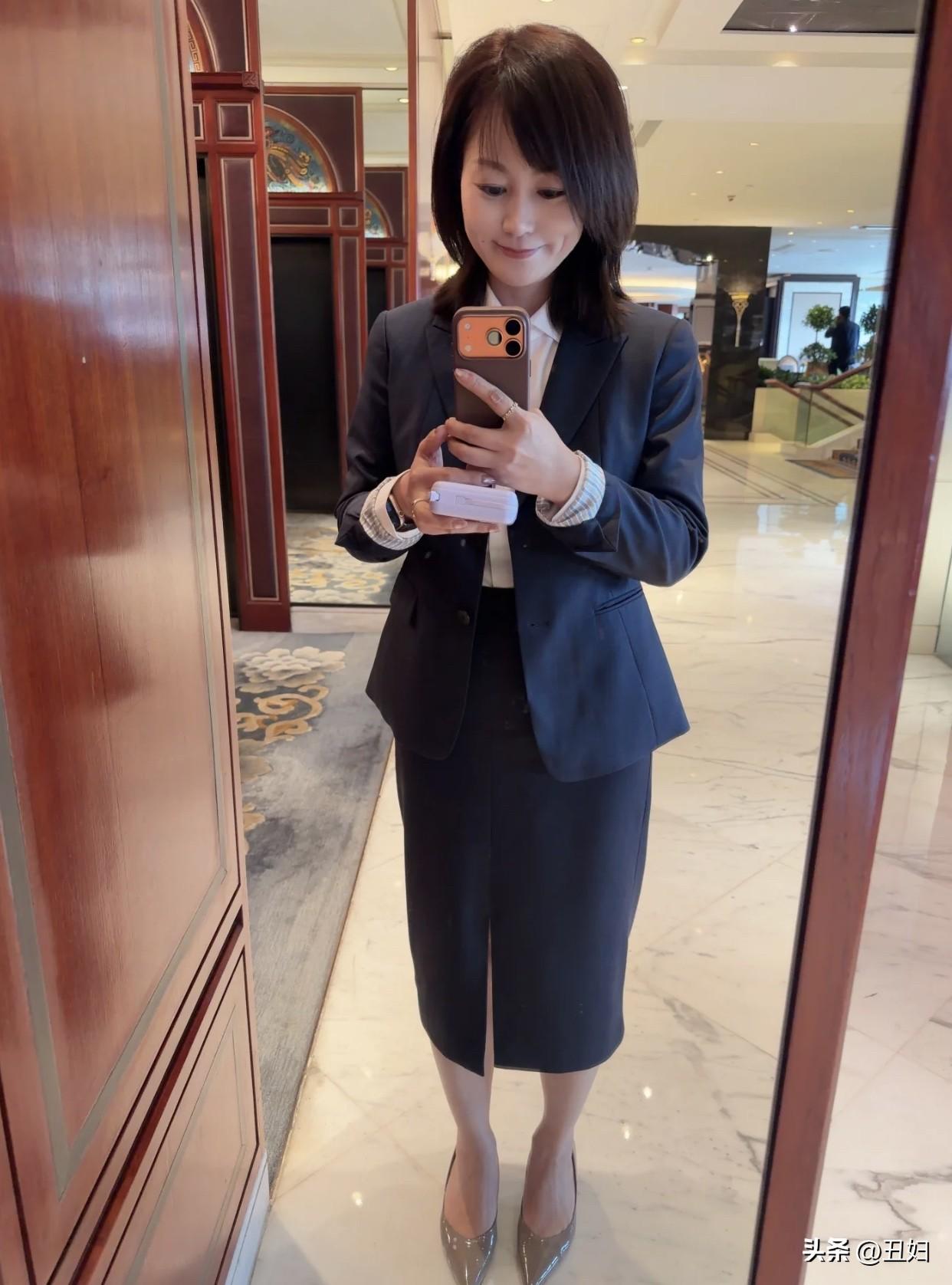 职场女性的工作强度有多大周末也不能完全休息，可能要参加公司的培训或者团建。