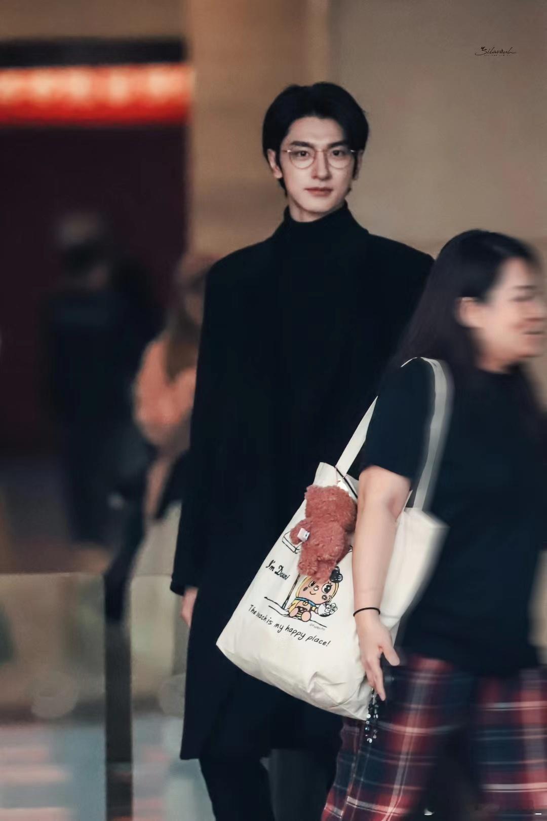 #林一[超话]# 妈妈呀，林一你真的五官精致比例好，腿长个高腰窄！！怎么能有一个