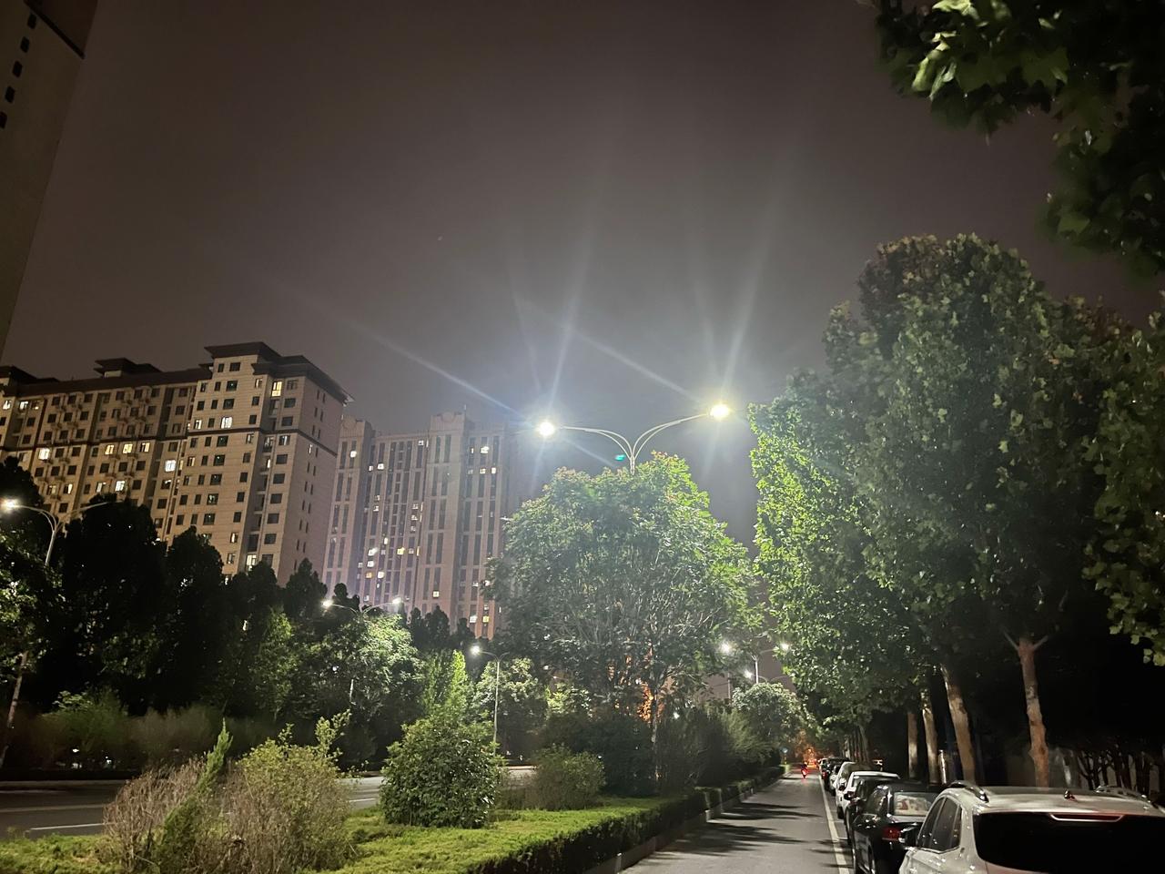 安慰一个人的最好办法，就是告诉他：其实我比你还惨。千万不要一个劲地讲大道理，这只