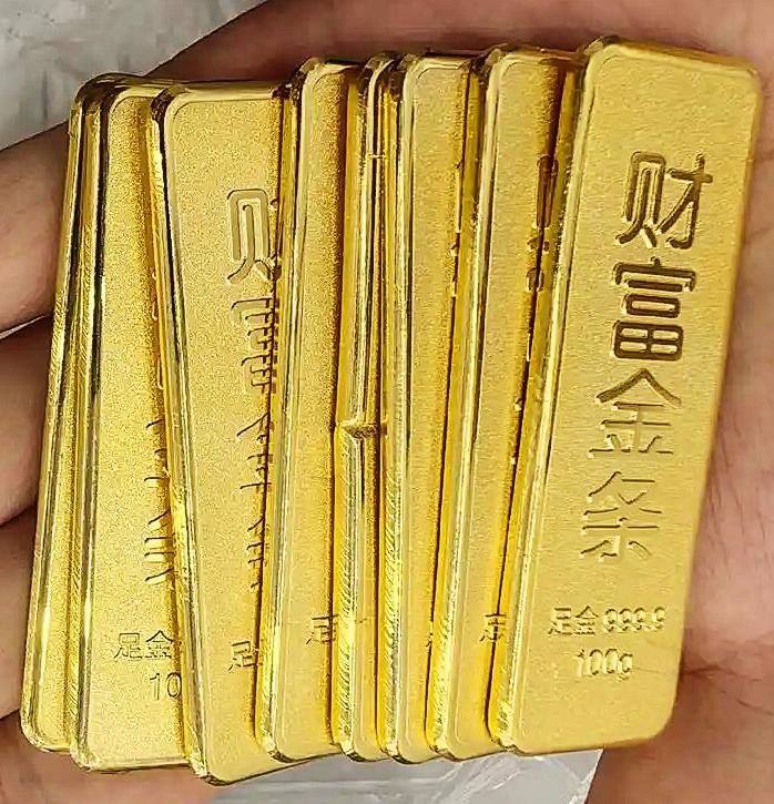 刚刚看了金价
继续下趺
朋友上周投资了黄金
想赚笔钱

结果连续下跌
她说吃不好