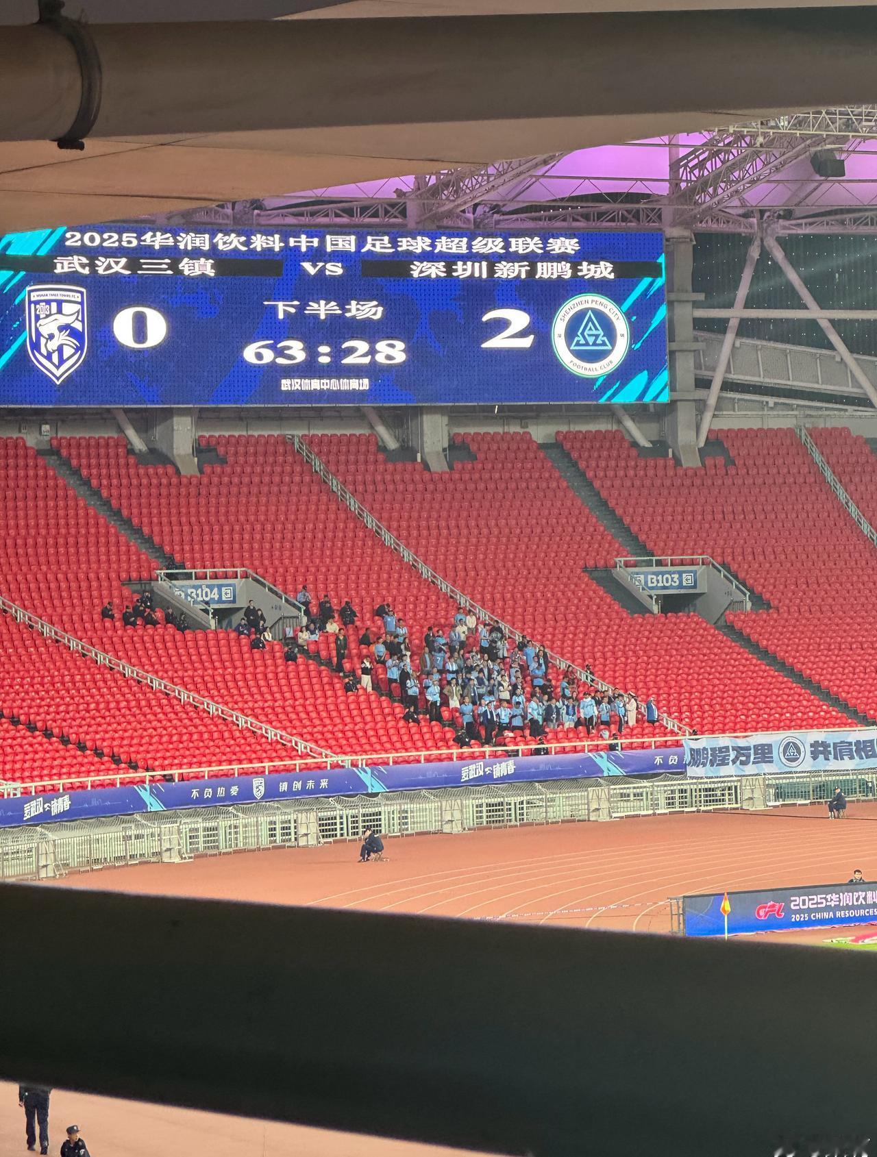 第58分钟，少打一人的深圳新鹏城2-0领先武汉三镇！进球队员是杜加利奇，一定要守