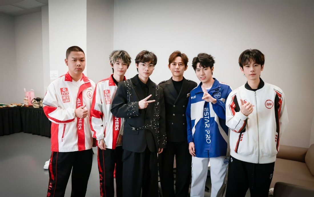 一诺见到了电视上的何老师哇，诺诺可爱诶，非常好呀！与何老师见面啦[哇][哇] ​